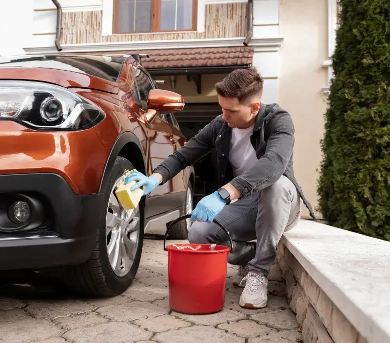 Lavage auto à domicile Mers-les-Bains : professionnel intervenant sur un véhicule